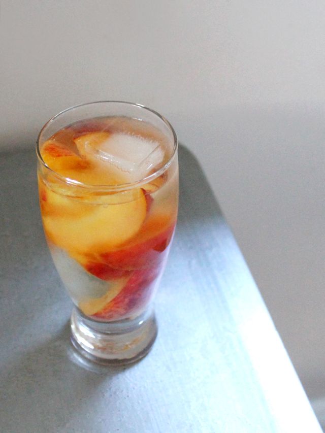 Pin Ups and Link Love: Wine and Peach Cocktail| knittedbliss.com