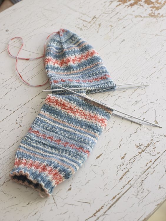 Pin Ups and Link Love: Easy Knitted Sock | knittedbliss.com