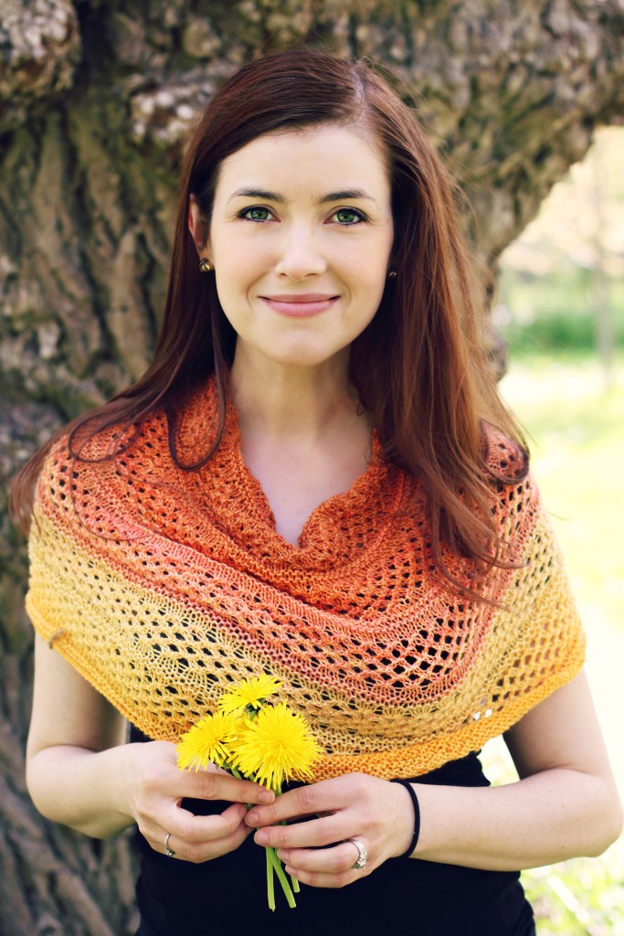 Golden Rose Cowl | knittedbliss.com