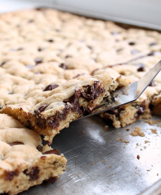 Pin Ups and Link Love: Chocolate Chip Cookie Bars| knittedbliss.com