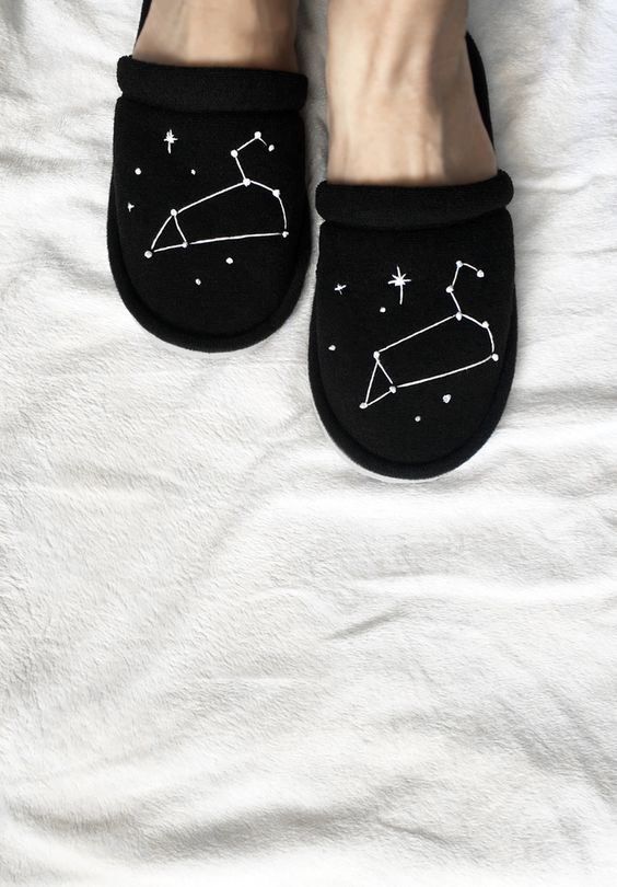 Pin Ups and Link Love: DIY Constellation Slippers | knittedbliss.com
