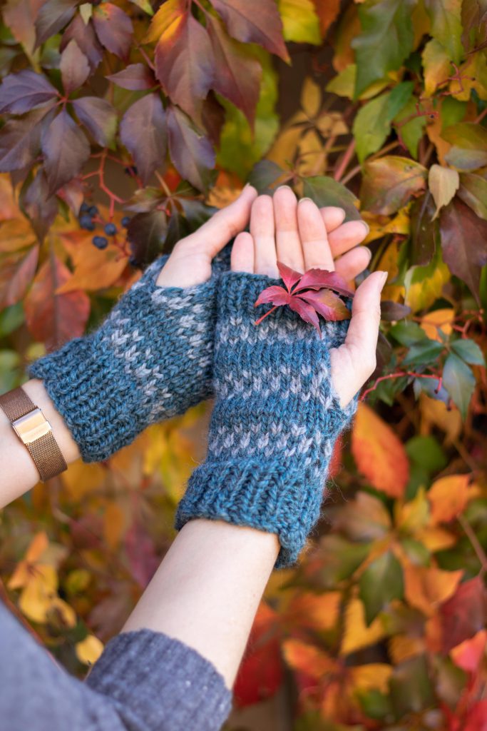 Free Knitting Pattern - Taddle Creek Mitts | knittedbliss.com