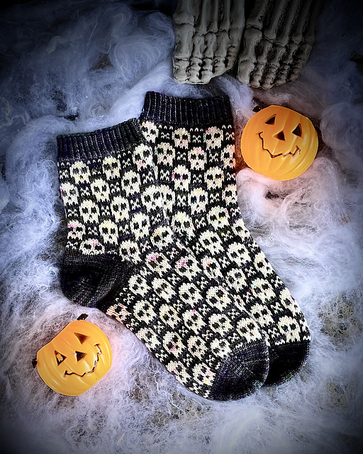 Skull socks, Halloween socks, unisex sock knitting pattern